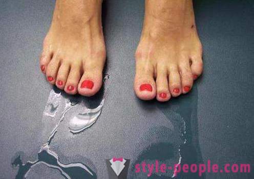 Why sweat a lot and the smell of feet, what to do and how to get rid of the smell