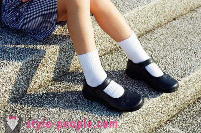 How to choose the shoes for girls in school: Tips and reviews on manufacturers
