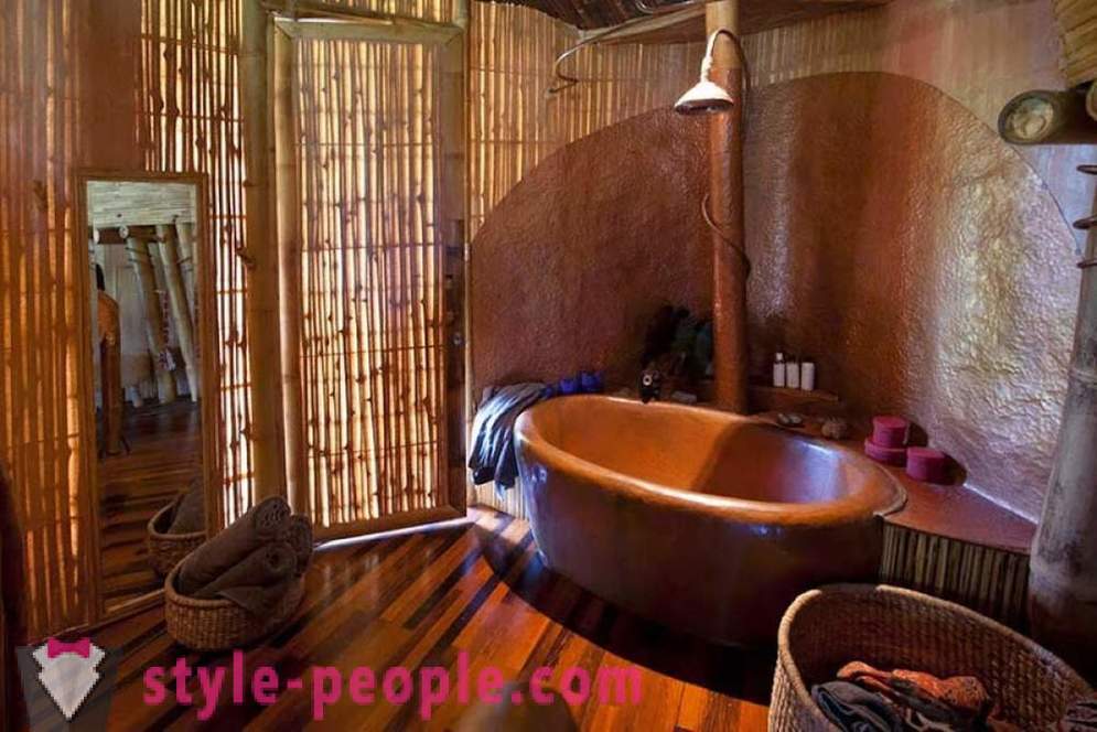 She quit her job, went to Bali and built a luxurious house of bamboo