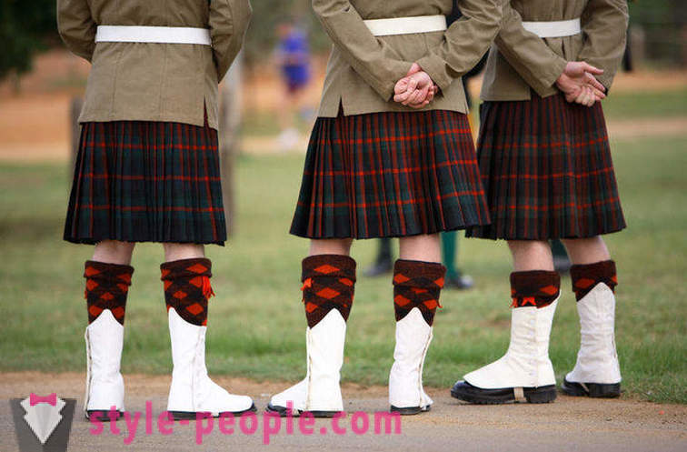 Where I went the custom of the Scots wear skirts?
