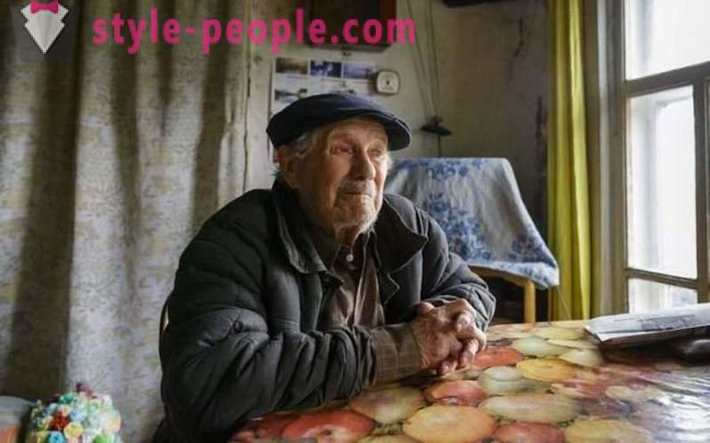 85-year-old village teacher has accumulated on the house, but he gave the money to orphans