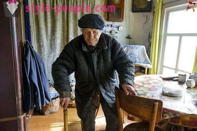 85-year-old village teacher has accumulated on the house, but he gave the money to orphans