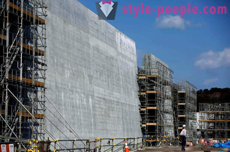 Coast of Japan, the tsunami damaged in 2011, protected the 12-meter wall