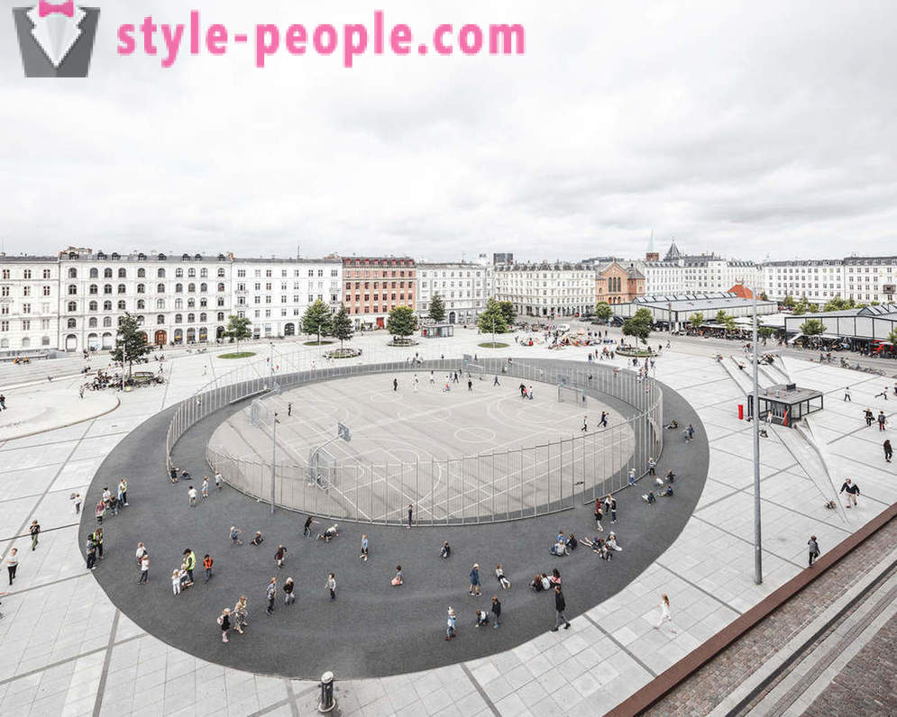 How does Israel Square in Copenhagen