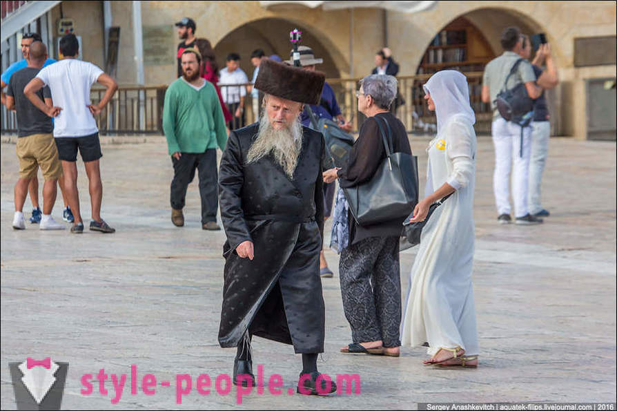 Why are religious Jews wear special clothes