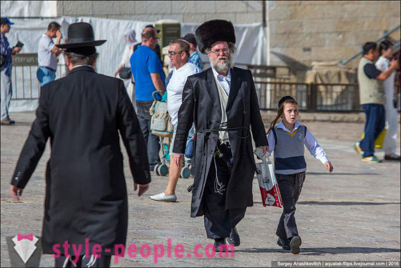Why are religious Jews wear special clothes