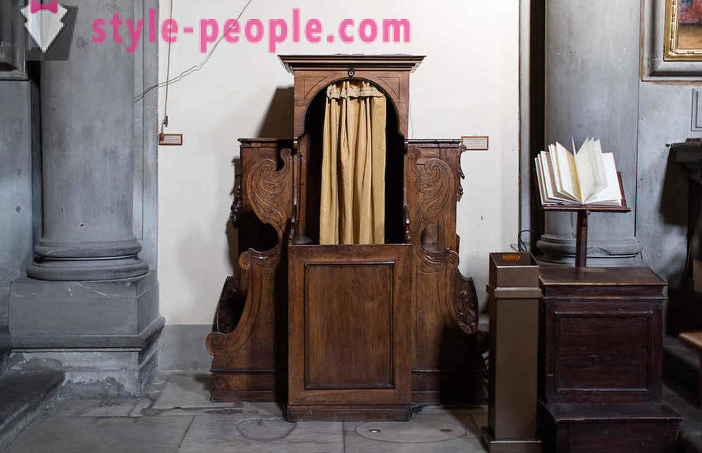 Confessionals in the Italian church. Photographer Marcella Hakbardt
