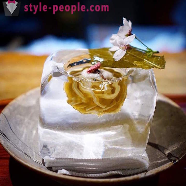 Porcelain - yesterday. In Japanese serves noodles into ice cubes