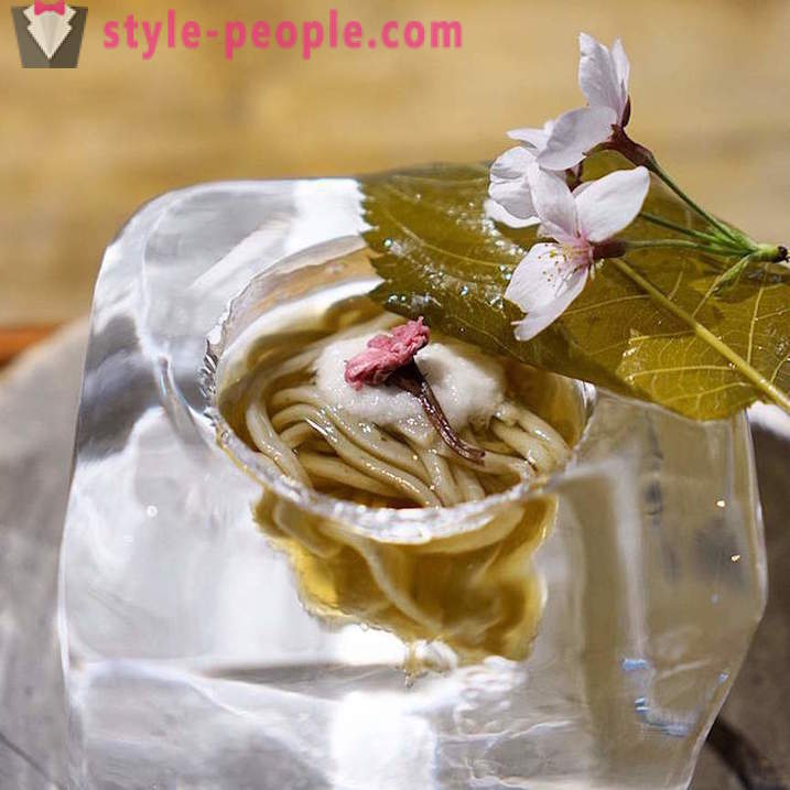 Porcelain - yesterday. In Japanese serves noodles into ice cubes