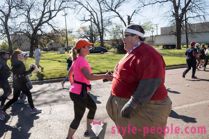 Run, without stopping: man weighing 250 kg inspires people by his example