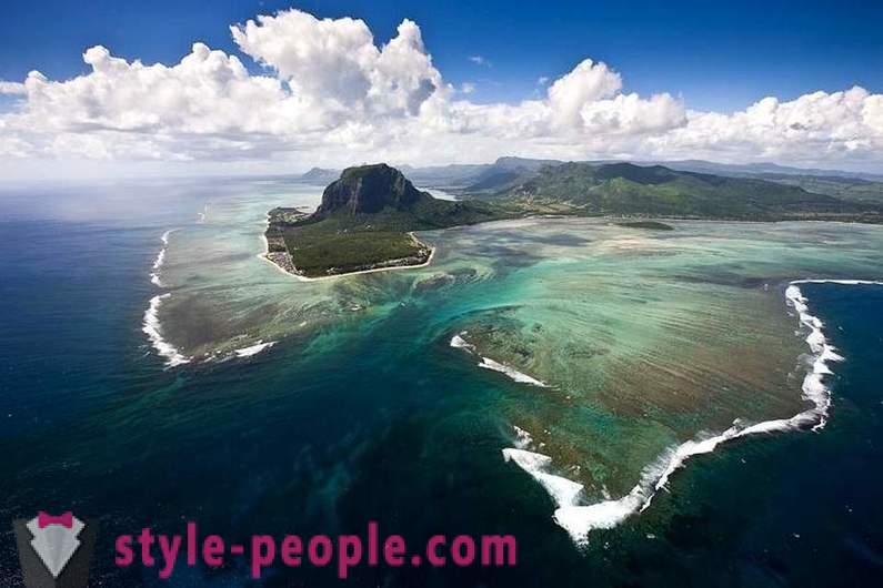 Amazing illusion of an underwater waterfall
