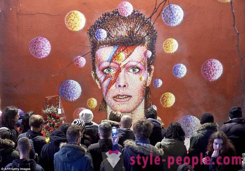 Fans bid farewell to David Bowie