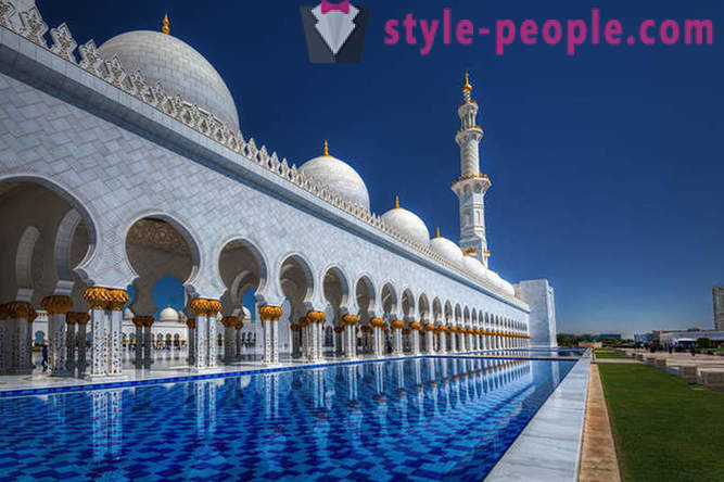 Sheikh Zayed Mosque - the main showcase untold wealth of the Emirate of Abu Dhabi
