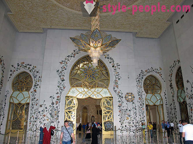 Sheikh Zayed Mosque - the main showcase untold wealth of the Emirate of Abu Dhabi