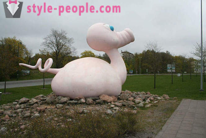 10 most bizarre and strange statues in the world