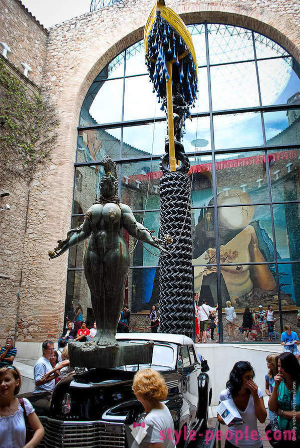 Salvador Dali Museum and the castle of his wife
