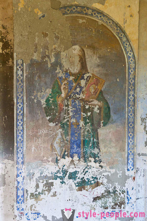 Abandoned churches and frescoes in the Lipetsk region