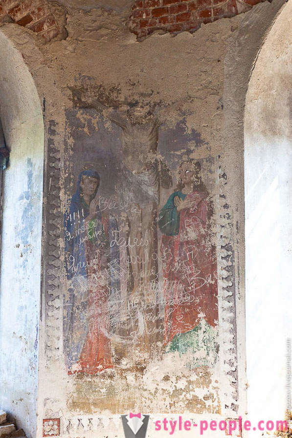 Abandoned churches and frescoes in the Lipetsk region