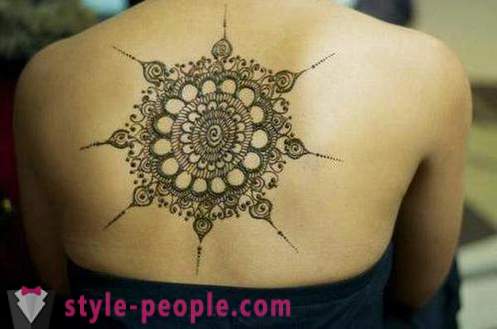 Mehendi on the back - gorgeous temporary body decoration