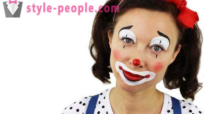 Holiday home: clown makeup with your hands