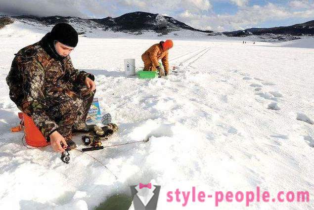 Winter fishing on the ice first: Tips experienced
