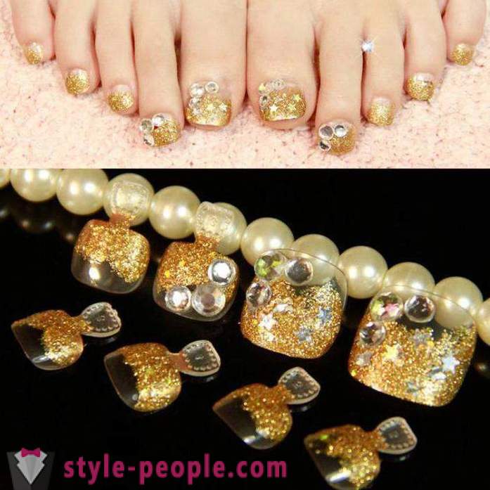 Nail designs on their feet. Varnished with rhinestones (photo)