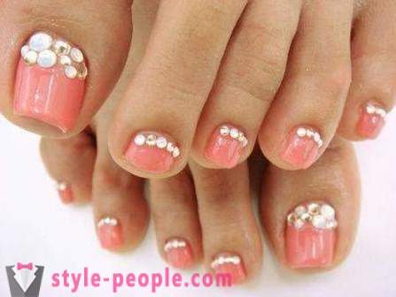Nail designs on their feet. Varnished with rhinestones (photo)