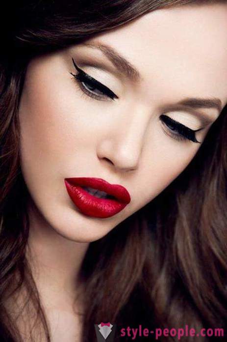 Makeup with red lipstick. The right makeup for brunettes and blondes