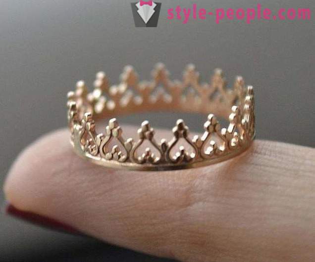 Ring in the form of a crown. Gold, silver ring
