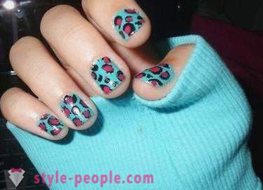 Simple and effective drawings on short nails